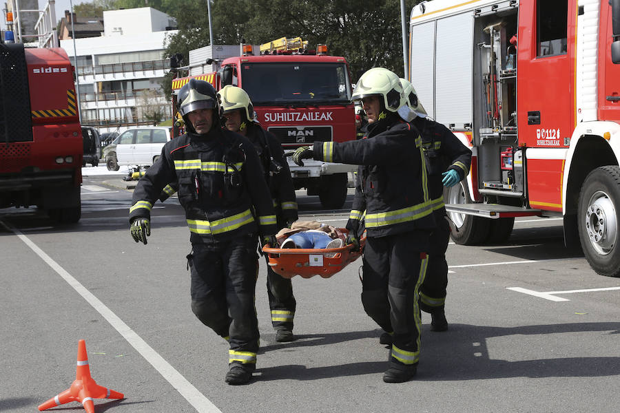 Aena ha llevado a cabo este martes un simulacro de accidente aéreo en el aeropuerto de Hondarribia. Se ha realizado con un avión con capacidad para 8 a 13 personas y de 15,6 metros de longitud que ha simulado caer contra el suelo en este parking cercano al recinto aeroportuario.