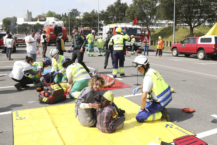 Aena ha llevado a cabo este martes un simulacro de accidente aéreo en el aeropuerto de Hondarribia. Se ha realizado con un avión con capacidad para 8 a 13 personas y de 15,6 metros de longitud que ha simulado caer contra el suelo en este parking cercano al recinto aeroportuario.