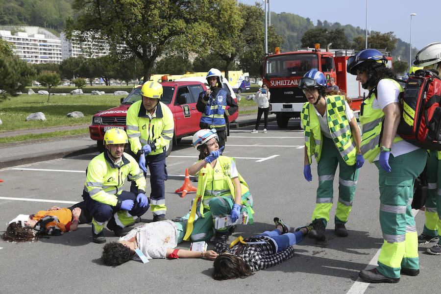 Aena ha llevado a cabo este martes un simulacro de accidente aéreo en el aeropuerto de Hondarribia. Se ha realizado con un avión con capacidad para 8 a 13 personas y de 15,6 metros de longitud que ha simulado caer contra el suelo en este parking cercano al recinto aeroportuario.