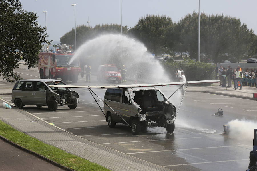 Aena ha llevado a cabo este martes un simulacro de accidente aéreo en el aeropuerto de Hondarribia. Se ha realizado con un avión con capacidad para 8 a 13 personas y de 15,6 metros de longitud que ha simulado caer contra el suelo en este parking cercano al recinto aeroportuario.
