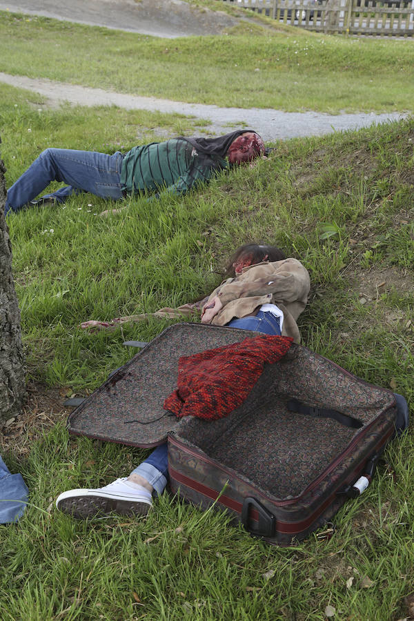 Aena ha llevado a cabo este martes un simulacro de accidente aéreo en el aeropuerto de Hondarribia. Se ha realizado con un avión con capacidad para 8 a 13 personas y de 15,6 metros de longitud que ha simulado caer contra el suelo en este parking cercano al recinto aeroportuario.