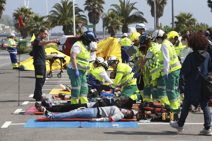 Aena ha llevado a cabo este martes un simulacro de accidente aéreo en el aeropuerto de Hondarribia. Se ha realizado con un avión con capacidad para 8 a 13 personas y de 15,6 metros de longitud que ha simulado caer contra el suelo en este parking cercano al recinto aeroportuario.