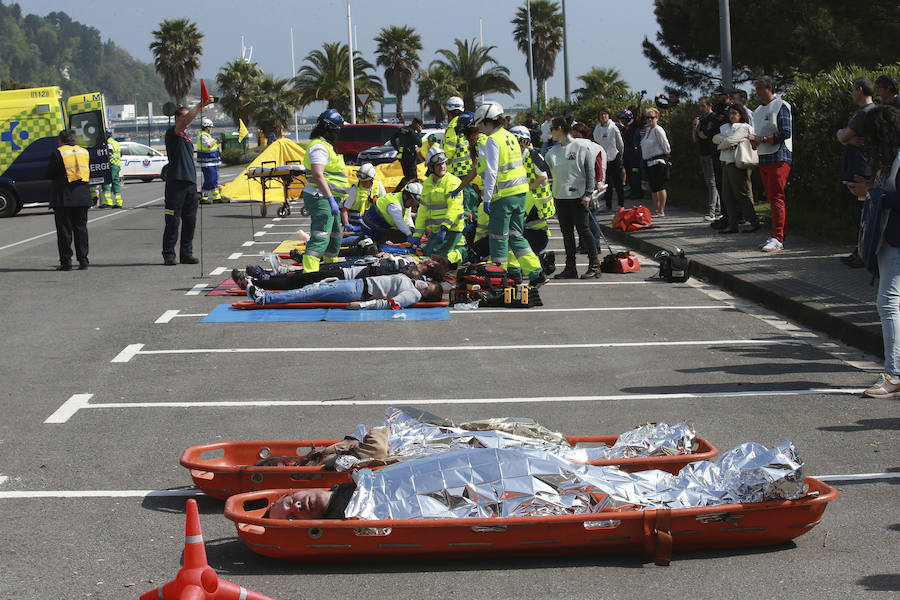 Aena ha llevado a cabo este martes un simulacro de accidente aéreo en el aeropuerto de Hondarribia. Se ha realizado con un avión con capacidad para 8 a 13 personas y de 15,6 metros de longitud que ha simulado caer contra el suelo en este parking cercano al recinto aeroportuario.
