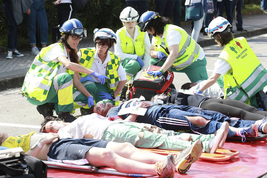 Aena ha llevado a cabo este martes un simulacro de accidente aéreo en el aeropuerto de Hondarribia. Se ha realizado con un avión con capacidad para 8 a 13 personas y de 15,6 metros de longitud que ha simulado caer contra el suelo en este parking cercano al recinto aeroportuario.