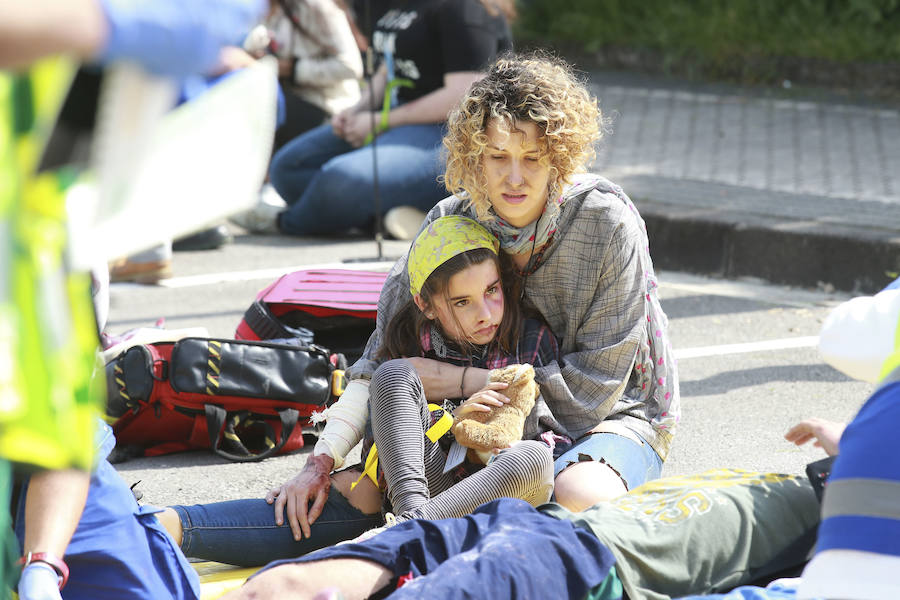 Aena ha llevado a cabo este martes un simulacro de accidente aéreo en el aeropuerto de Hondarribia. Se ha realizado con un avión con capacidad para 8 a 13 personas y de 15,6 metros de longitud que ha simulado caer contra el suelo en este parking cercano al recinto aeroportuario.