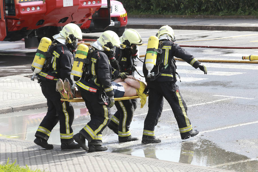 Aena ha llevado a cabo este martes un simulacro de accidente aéreo en el aeropuerto de Hondarribia. Se ha realizado con un avión con capacidad para 8 a 13 personas y de 15,6 metros de longitud que ha simulado caer contra el suelo en este parking cercano al recinto aeroportuario.