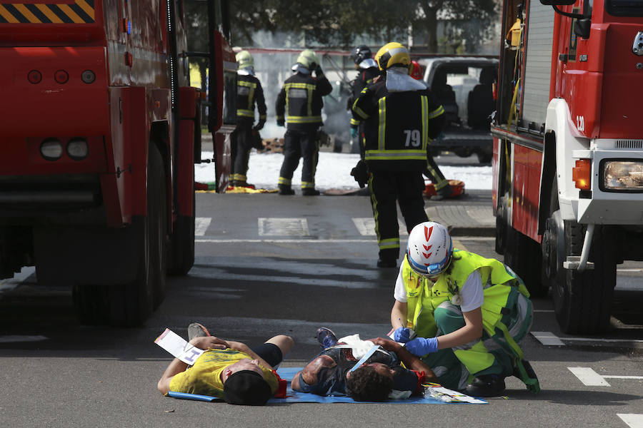 Aena ha llevado a cabo este martes un simulacro de accidente aéreo en el aeropuerto de Hondarribia. Se ha realizado con un avión con capacidad para 8 a 13 personas y de 15,6 metros de longitud que ha simulado caer contra el suelo en este parking cercano al recinto aeroportuario.