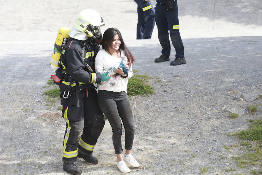 Aena ha llevado a cabo este martes un simulacro de accidente aéreo en el aeropuerto de Hondarribia. Se ha realizado con un avión con capacidad para 8 a 13 personas y de 15,6 metros de longitud que ha simulado caer contra el suelo en este parking cercano al recinto aeroportuario.