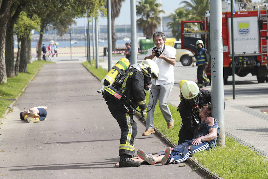 Aena ha llevado a cabo este martes un simulacro de accidente aéreo en el aeropuerto de Hondarribia. Se ha realizado con un avión con capacidad para 8 a 13 personas y de 15,6 metros de longitud que ha simulado caer contra el suelo en este parking cercano al recinto aeroportuario.