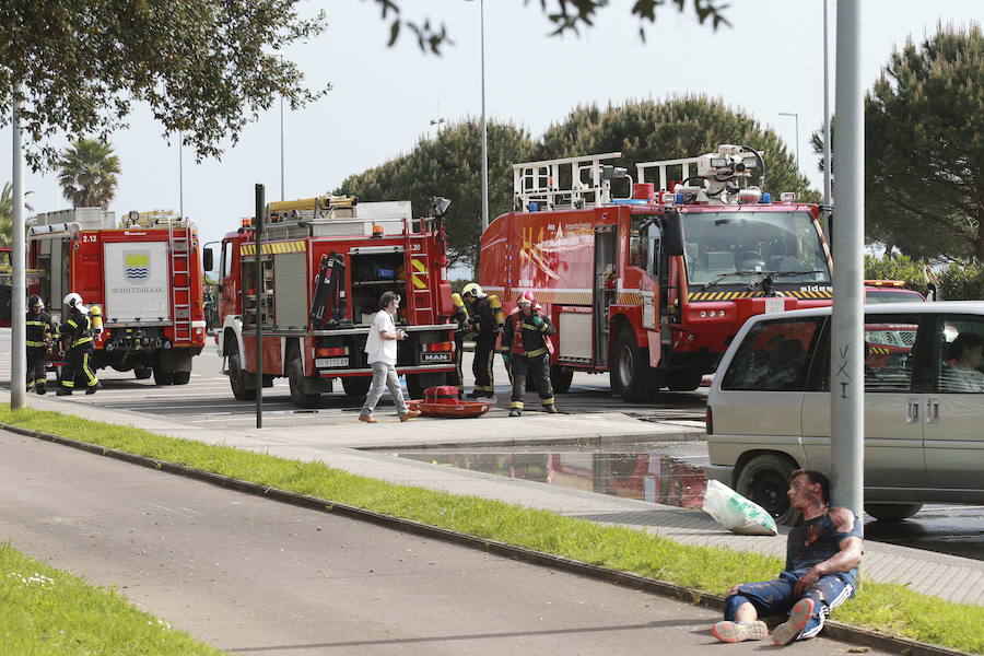 Aena ha llevado a cabo este martes un simulacro de accidente aéreo en el aeropuerto de Hondarribia. Se ha realizado con un avión con capacidad para 8 a 13 personas y de 15,6 metros de longitud que ha simulado caer contra el suelo en este parking cercano al recinto aeroportuario.