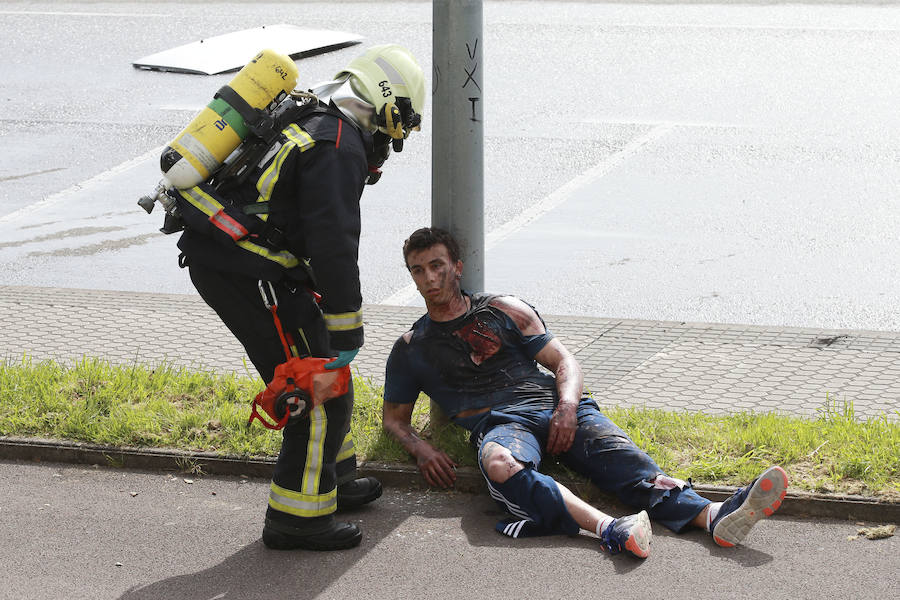 Aena ha llevado a cabo este martes un simulacro de accidente aéreo en el aeropuerto de Hondarribia. Se ha realizado con un avión con capacidad para 8 a 13 personas y de 15,6 metros de longitud que ha simulado caer contra el suelo en este parking cercano al recinto aeroportuario.