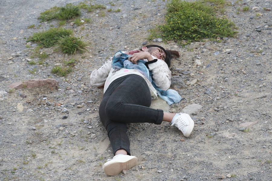 Aena ha llevado a cabo este martes un simulacro de accidente aéreo en el aeropuerto de Hondarribia. Se ha realizado con un avión con capacidad para 8 a 13 personas y de 15,6 metros de longitud que ha simulado caer contra el suelo en este parking cercano al recinto aeroportuario.