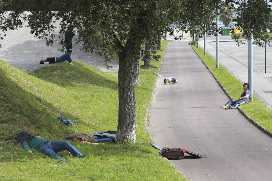 Aena ha llevado a cabo este martes un simulacro de accidente aéreo en el aeropuerto de Hondarribia. Se ha realizado con un avión con capacidad para 8 a 13 personas y de 15,6 metros de longitud que ha simulado caer contra el suelo en este parking cercano al recinto aeroportuario.
