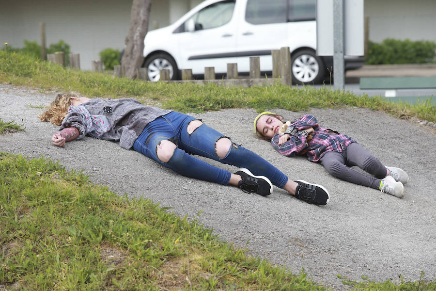 Aena ha llevado a cabo este martes un simulacro de accidente aéreo en el aeropuerto de Hondarribia. Se ha realizado con un avión con capacidad para 8 a 13 personas y de 15,6 metros de longitud que ha simulado caer contra el suelo en este parking cercano al recinto aeroportuario.