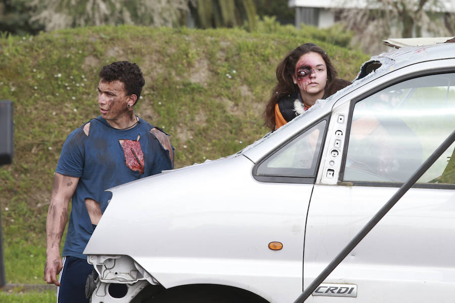 Aena ha llevado a cabo este martes un simulacro de accidente aéreo en el aeropuerto de Hondarribia. Se ha realizado con un avión con capacidad para 8 a 13 personas y de 15,6 metros de longitud que ha simulado caer contra el suelo en este parking cercano al recinto aeroportuario.