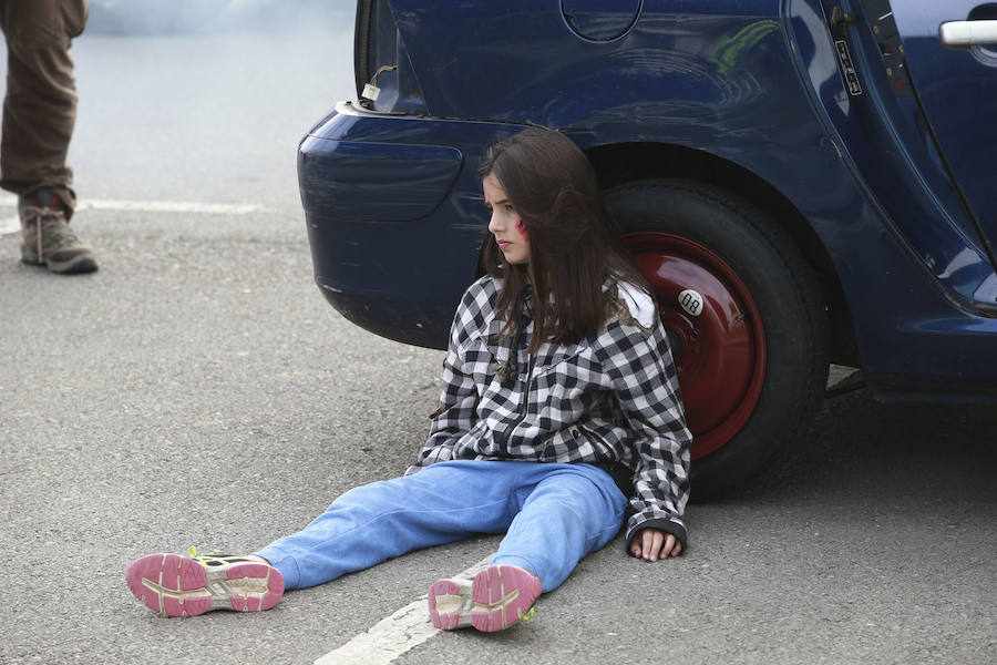 Aena ha llevado a cabo este martes un simulacro de accidente aéreo en el aeropuerto de Hondarribia. Se ha realizado con un avión con capacidad para 8 a 13 personas y de 15,6 metros de longitud que ha simulado caer contra el suelo en este parking cercano al recinto aeroportuario.