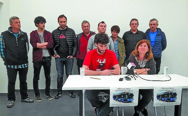 Portavoces de los barrios de Tolosa, durante su comparecencia pública. 