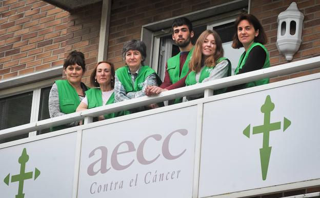 Un grupo de voluntarios de la AECC Gipuzkoa, en el balcón de la sede de Donostia.