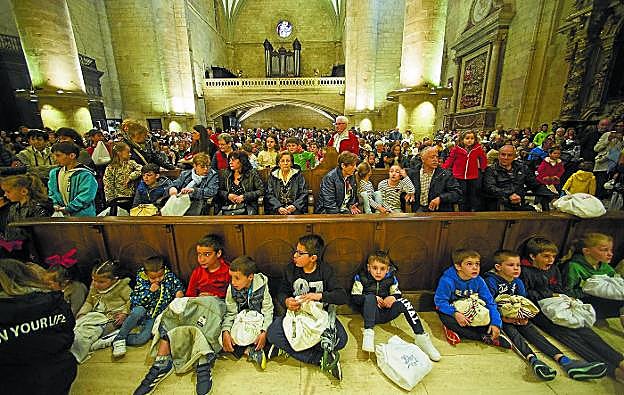 No quedó ni un hueco libre en la iglesia del Juncal; las primeras filas estuvieron ocupadas por los más pequeños. 