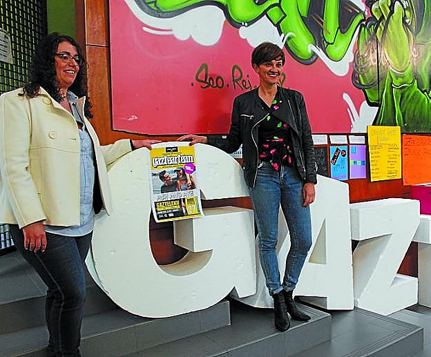 Mónica Martínez, delegada de Juventud y Eunate Encinas, técnico.