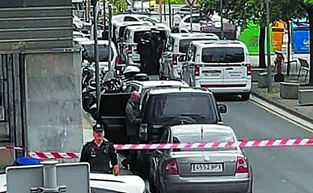 La Ertzaintza acordonó la calle Lezo de Irun. 