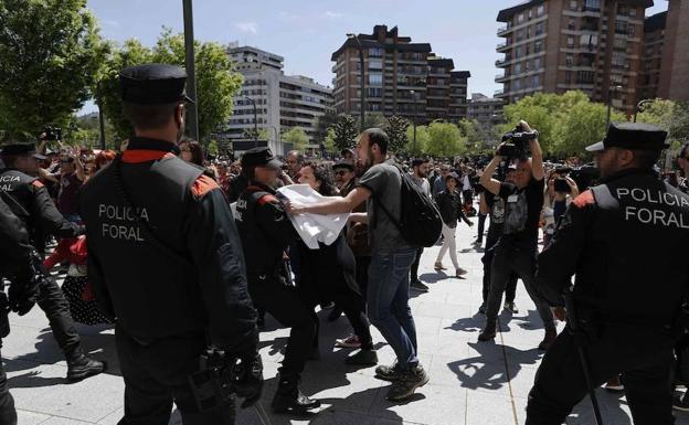 Momentos de tensión vividos frente al Palacio de Justicia de Pamplona tras conocerse la sentencia del juicio a 'La Manada'. 