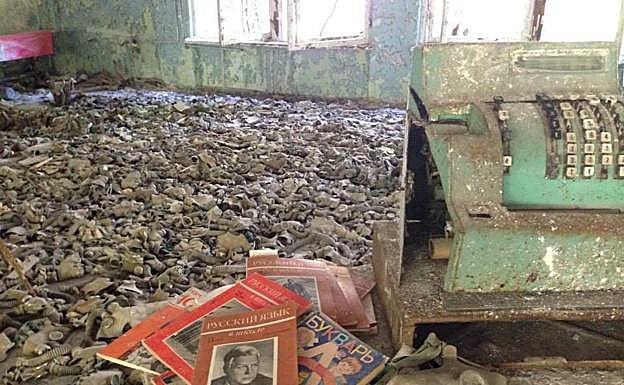 Máscaras, probablemente preparadas para los pocos 'turistas', en un edificio de Pripyat.