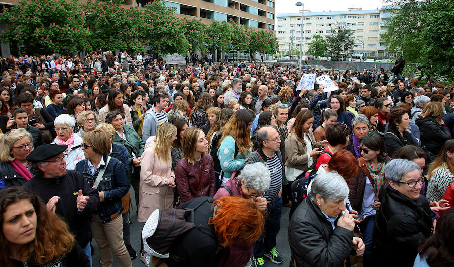 Una ola de indignación recorre Gipuzkoa tras conocerse la sentencia a 'La Manada'.En el caso de San Sebastián, cerca de un millar de personas han vuelto a concentrarse este viernes frente a los juzgados de Atotxa y han vuelto a mostrar su solidaridad con la víctima.