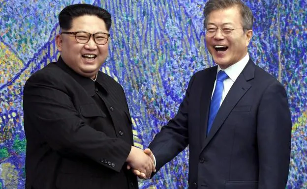 Histórico apretón de manos entre los líderes de las dos Coreas.