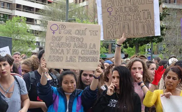 Protestas frente a la Audiencia de Navarra.