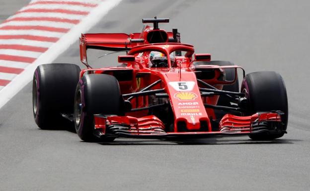 El Ferrari de Sebastian Vettel, rodando sobre el trazado de Bakú. 