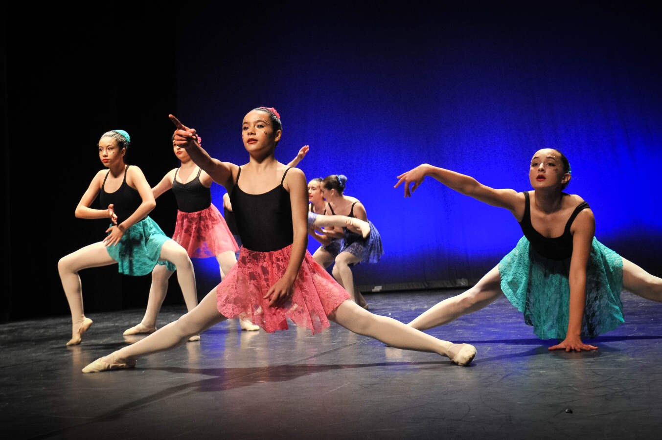 Fotos: Exhibicion de la escuelas de danza en el auditorio Bastero de Andoain