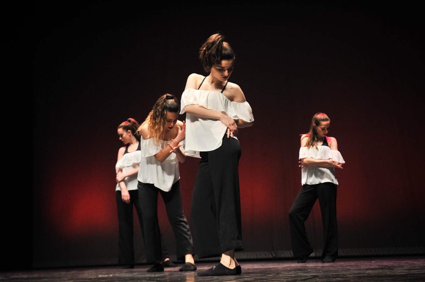 Fotos: Exhibicion de la escuelas de danza en el auditorio Bastero de Andoain