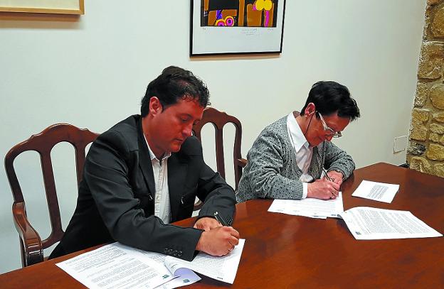 Xabier Txurruka y Arantza Zabalegi firmando el acuerdo entre el Ayuntamiento y la Fundación Santa Ana.