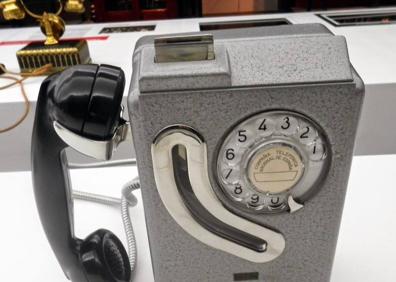 Imagen secundaria 1 - El Gobierno estudia un borrador de real decreto que provoca que las cabinas y las guías telefónicas tengan los días contados