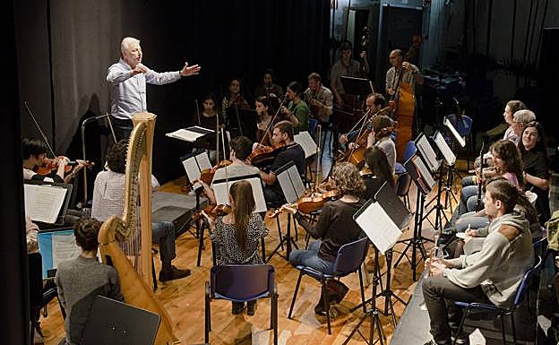 Musikariak, zuzendariaren esanetara.