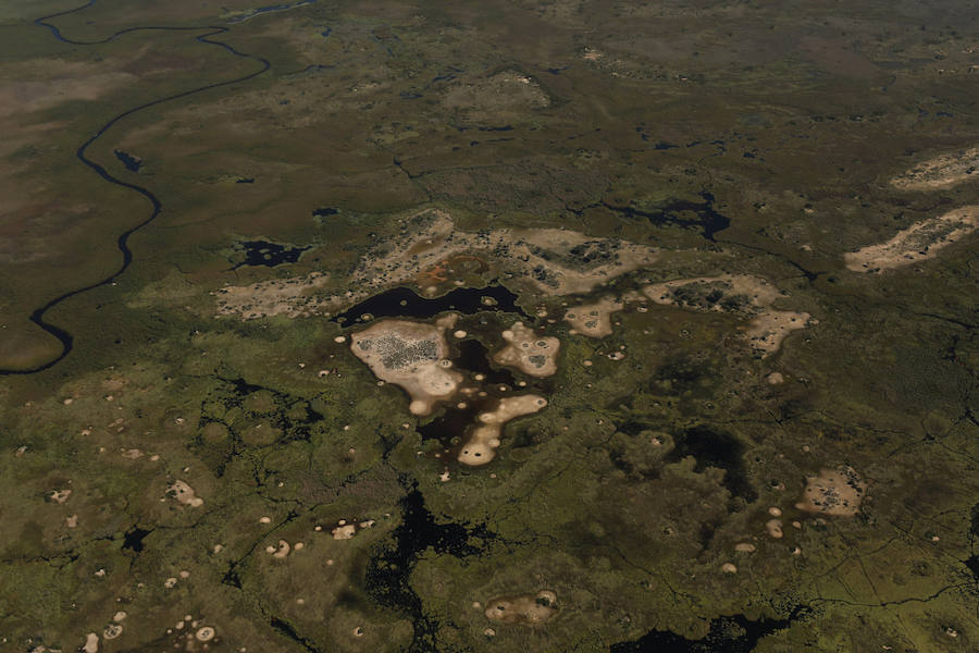 El delta del río Okavango es Patrimonio Mundial. Ejemplo único de interacción de procesos climáticos, hidrológicos y biológicos, se sitúa al noroeste de Botswana y está formado por una planicie de pantanos permanentes y praderas que se inundan de manera estacional. Se trata de un complejo de zonas húmedas prácticamente intacto. Es uno de los pocos sistemas de deltas interiores del mundo que carece de desembocadura al mar.