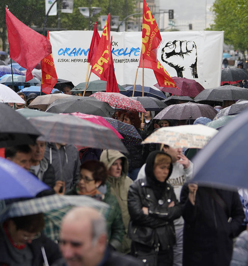 LAB, UGT y CC OO han celebrado manifestaciones en San Sebastián con motivo del Primero de Mayo. Las dos últimas centrales han marchado juntas.