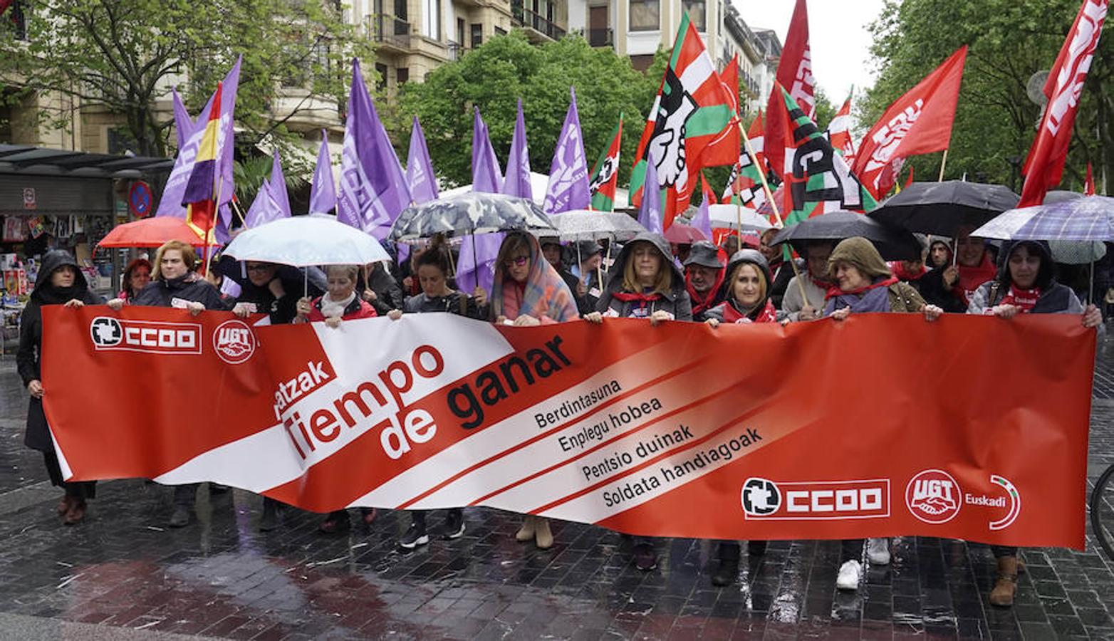 LAB, UGT y CC OO han celebrado manifestaciones en San Sebastián con motivo del Primero de Mayo. Las dos últimas centrales han marchado juntas.