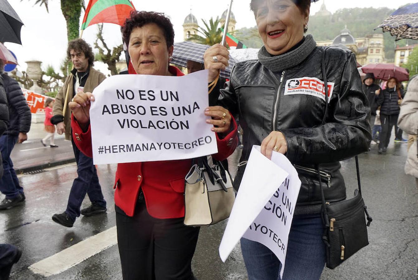 LAB, UGT y CC OO han celebrado manifestaciones en San Sebastián con motivo del Primero de Mayo. Las dos últimas centrales han marchado juntas.