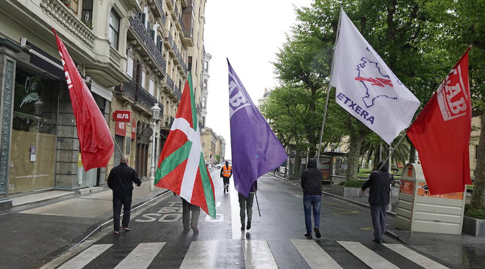 LAB, UGT y CC OO han celebrado manifestaciones en San Sebastián con motivo del Primero de Mayo. Las dos últimas centrales han marchado juntas.