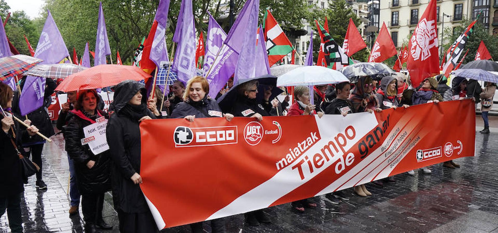 LAB, UGT y CC OO han celebrado manifestaciones en San Sebastián con motivo del Primero de Mayo. Las dos últimas centrales han marchado juntas.