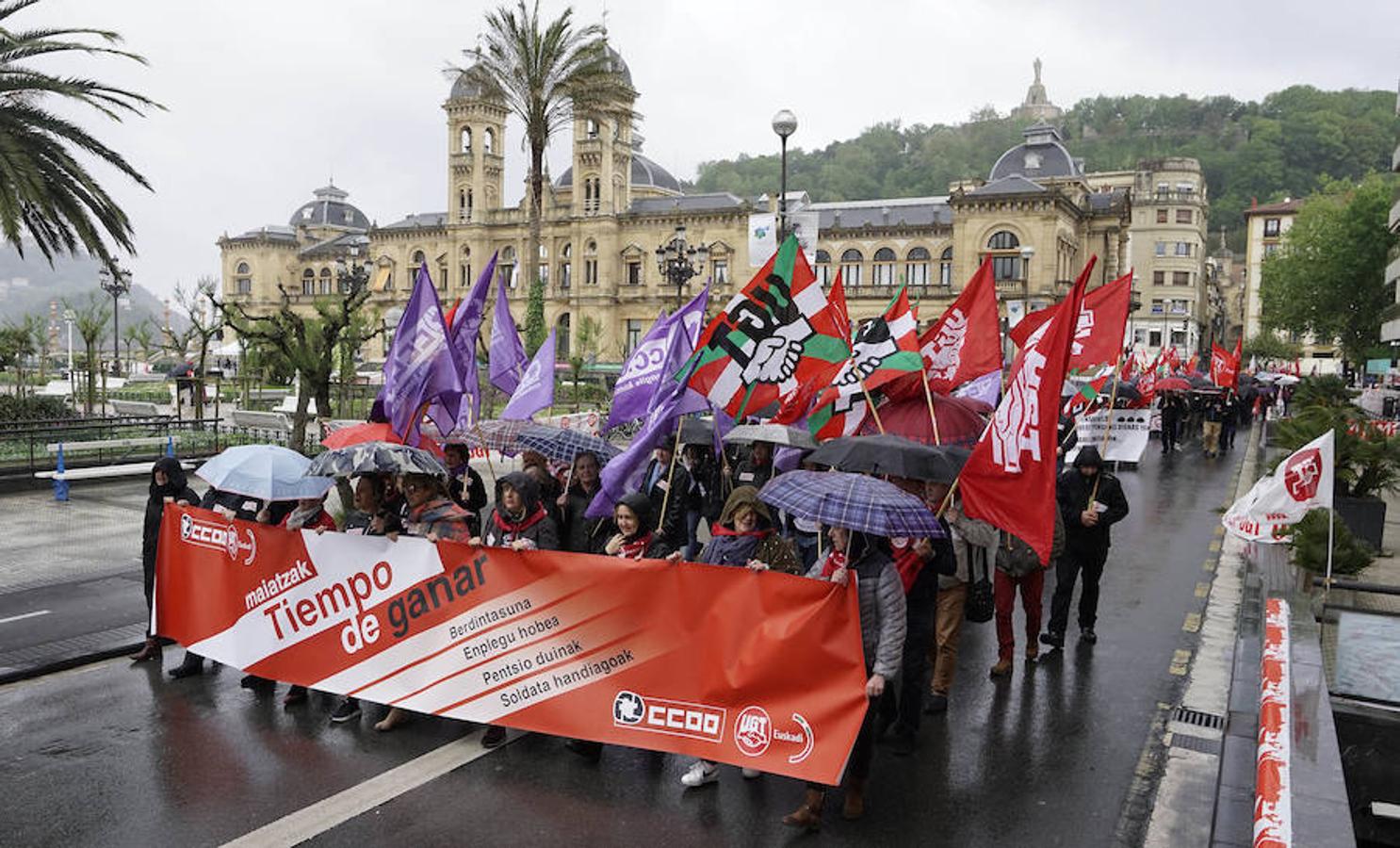 LAB, UGT y CC OO han celebrado manifestaciones en San Sebastián con motivo del Primero de Mayo. Las dos últimas centrales han marchado juntas.