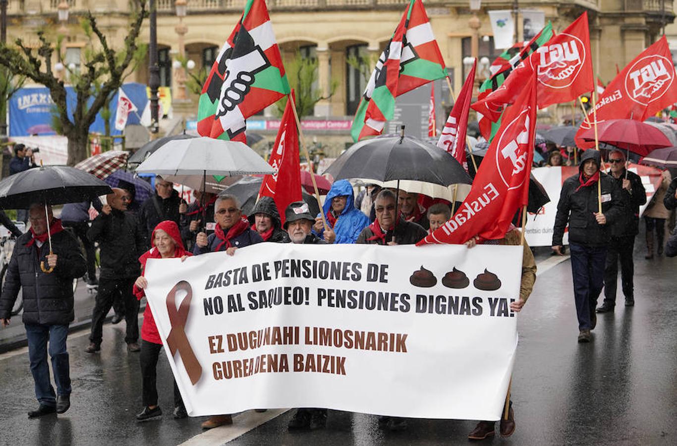 LAB, UGT y CC OO han celebrado manifestaciones en San Sebastián con motivo del Primero de Mayo. Las dos últimas centrales han marchado juntas.