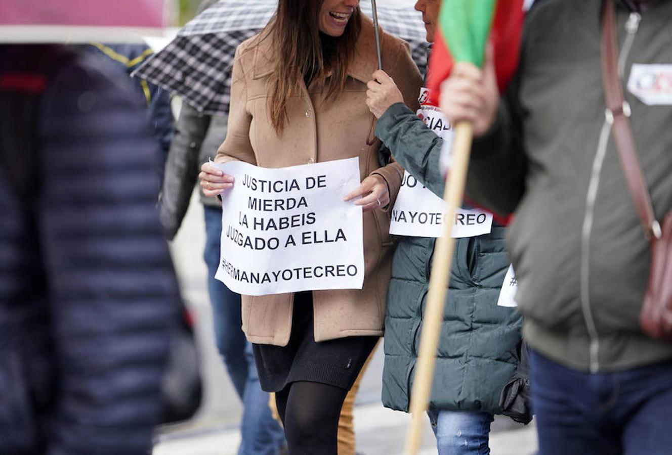 LAB, UGT y CC OO han celebrado manifestaciones en San Sebastián con motivo del Primero de Mayo. Las dos últimas centrales han marchado juntas.