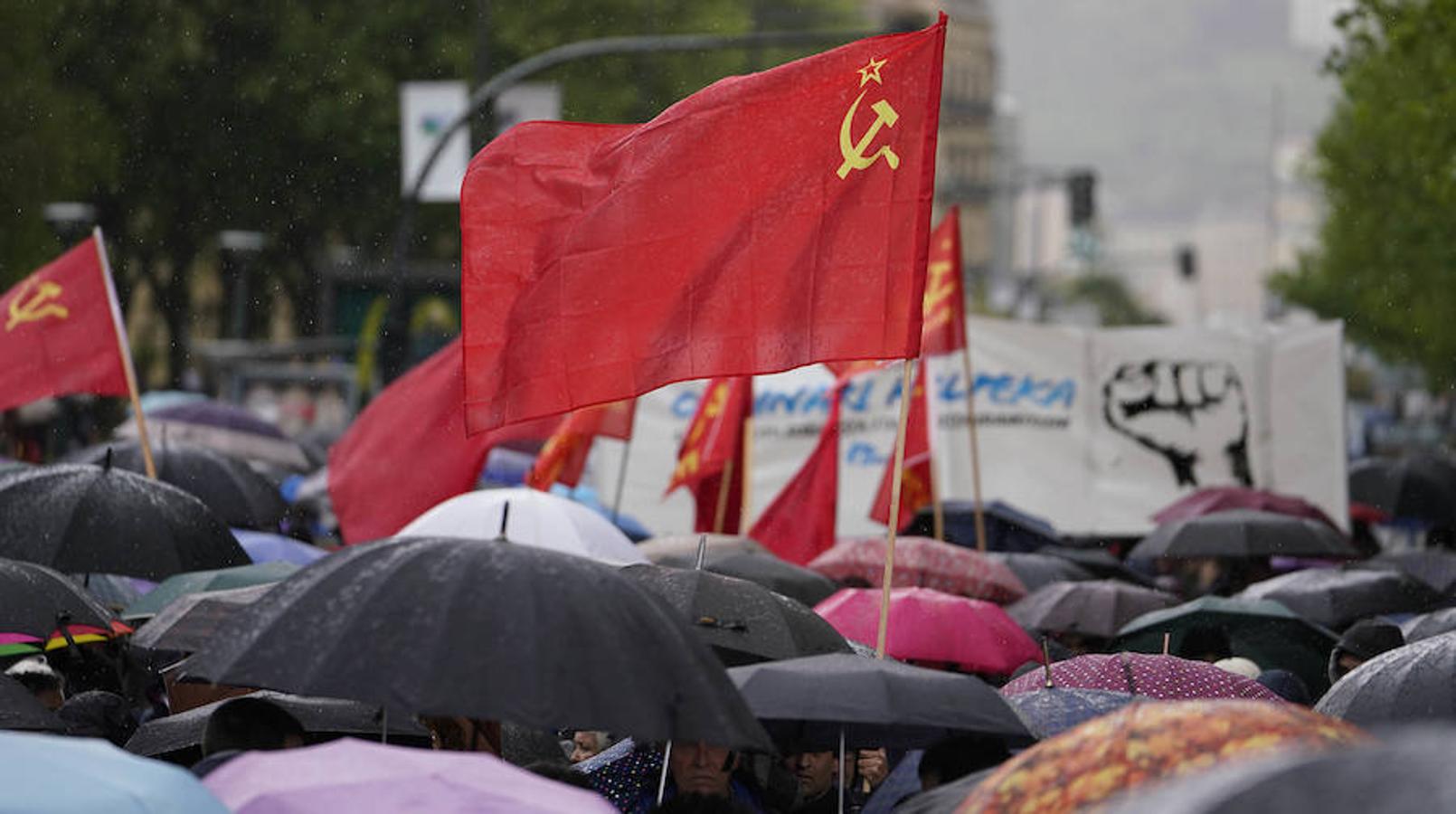 LAB, UGT y CC OO han celebrado manifestaciones en San Sebastián con motivo del Primero de Mayo. Las dos últimas centrales han marchado juntas.