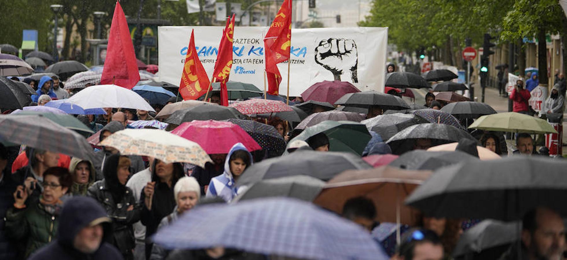 LAB, UGT y CC OO han celebrado manifestaciones en San Sebastián con motivo del Primero de Mayo. Las dos últimas centrales han marchado juntas.