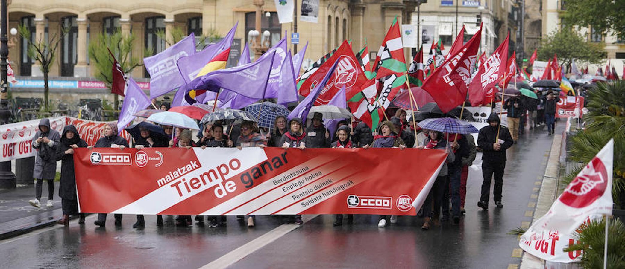 LAB, UGT y CC OO han celebrado manifestaciones en San Sebastián con motivo del Primero de Mayo. Las dos últimas centrales han marchado juntas.