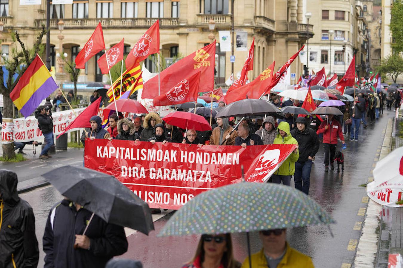 LAB, UGT y CC OO han celebrado manifestaciones en San Sebastián con motivo del Primero de Mayo. Las dos últimas centrales han marchado juntas.