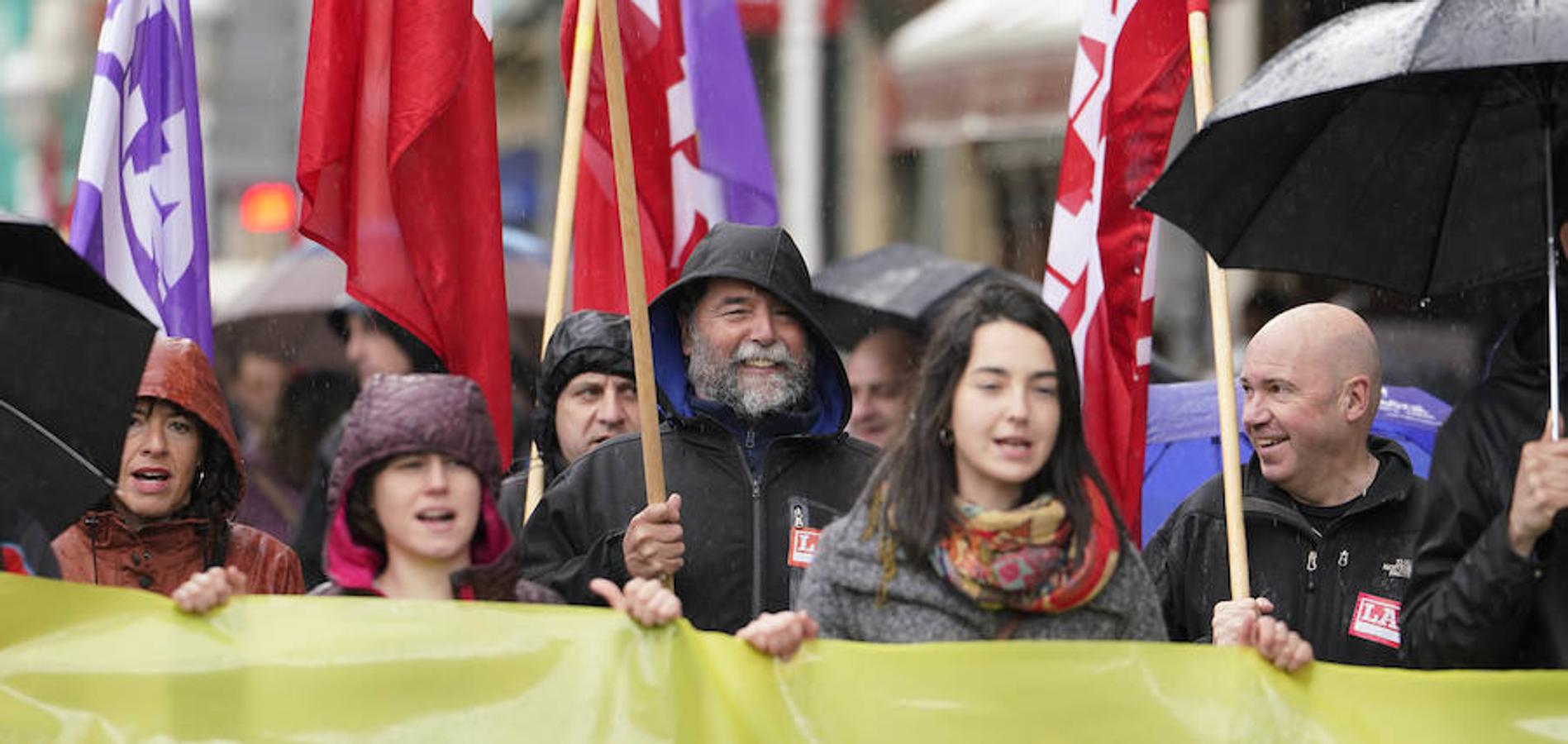 LAB, UGT y CC OO han celebrado manifestaciones en San Sebastián con motivo del Primero de Mayo. Las dos últimas centrales han marchado juntas.